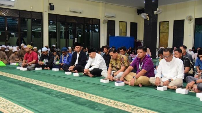 PT Angkasa Pura Indonesia Kantor Cabang Bandar Udara Internasional Sultan Aji Muhammad Sulaiman (SAMS) Sepinggan Menggelar kegiatan buka puasa bersama  di Masjid As-Salaam Bandara pada Kamis (26/2/2026). Foto: BorneoFlash/Ist
