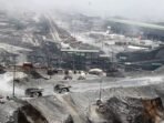 Sejumlah Haul Truck dioperasikan di area tambang terbuka PT Freeport Indonesia di Timika, Papua Tengah. FOTO: ANTARA/Muhammad Adimaja/kye/am.