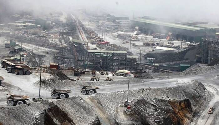 Sejumlah Haul Truck dioperasikan di area tambang terbuka PT Freeport Indonesia di Timika, Papua Tengah. FOTO: ANTARA/Muhammad Adimaja/kye/am.