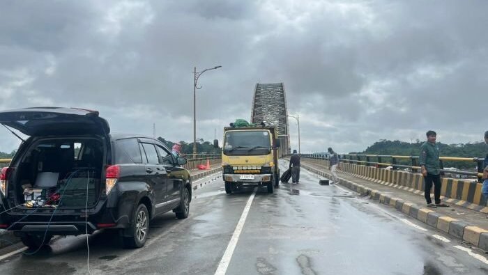 PUPR Kaltim lakukan pengujian Non-Destructive Test (NDT) serta uji dinamis terhadap jembatan Mahulu. Foto: BorneoFlash/Nur Ainunnisa