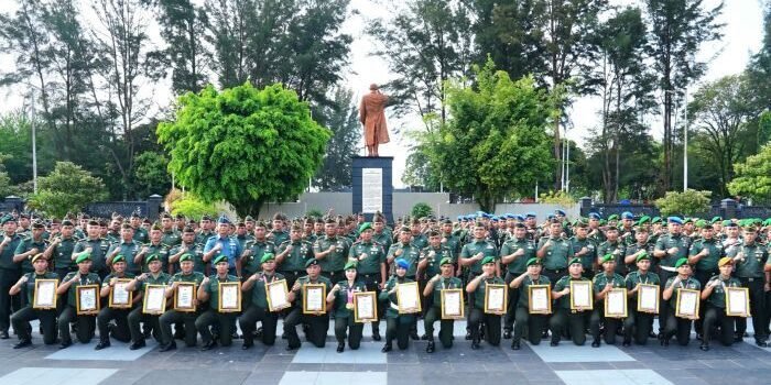 Pangdam VI/Mulawarman Berikan Penghargaan Kepada Prajurit Berprestasi di berbagai ajang kejuaraan tingkat nasional, pada Rabu (18/2/2026). Foto: HO/Pendam VI/Mlw