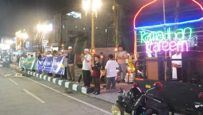 Pawai obor dari Majelis Ta'lim Baitul Karomah memeriahkan kedatangan bulan suci Ramadhan 1447 H. Foto: BorneoFlash/Ardian
