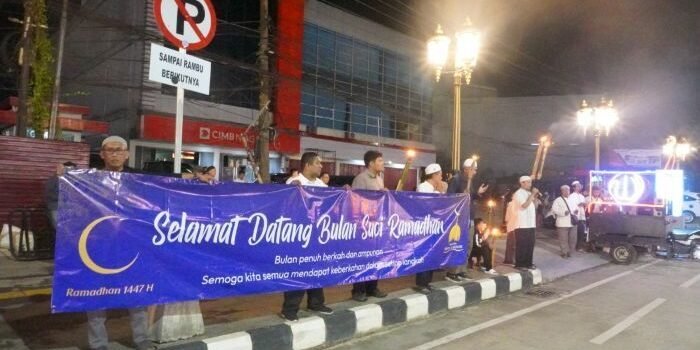 Pawai obor dari Majelis Ta'lim Baitul Karomah memeriahkan kedatangan bulan suci Ramadhan 1447 H. Foto: BorneoFlash/Ardian