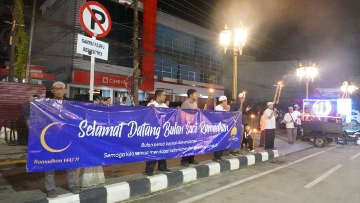 Pawai obor dari Majelis Ta'lim Baitul Karomah memeriahkan kedatangan bulan suci Ramadhan 1447 H. Foto: BorneoFlash/Ardian