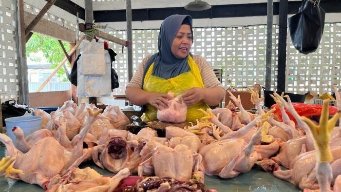 Pedagang ayam di pasar klandasan. Foto: BorneoFlash/Ardian
