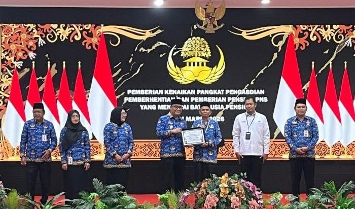Pelepasan 12 ASN di lingkungan Pemkot Balikpapan yang resmi memasuki masa purnatugas di Auditorium Balai Kota Balikpapan usai memberikan tali asih, pada hari Rabu (18/2/2026). Foto: BorneoFlash/Ardian