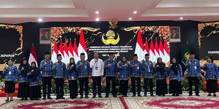 Pelepasan 12 ASN di lingkungan Pemkot Balikpapan yang resmi memasuki masa purnatugas di Auditorium Balai Kota Balikpapan usai memberikan tali asih, pada hari Rabu (18/2/2026). Foto: BorneoFlash/Ardian