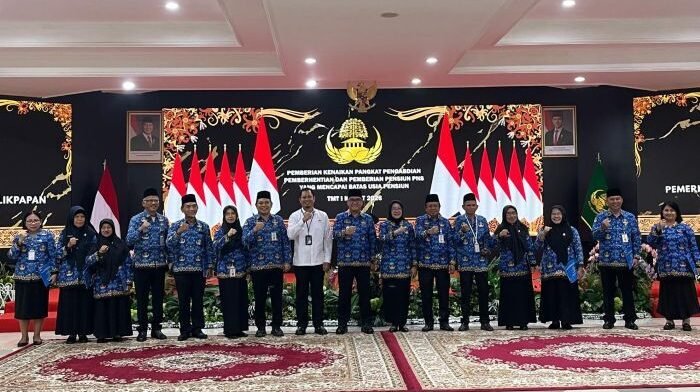 Pelepasan 12 ASN di lingkungan Pemkot Balikpapan yang resmi memasuki masa purnatugas di Auditorium Balai Kota Balikpapan usai memberikan tali asih, pada hari Rabu (18/2/2026). Foto: BorneoFlash/Ardian