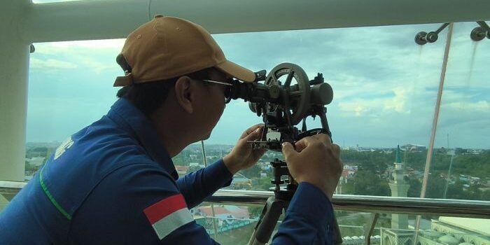Pemantauan rukyatul hilal penentuan 1 ramadan 1447 hijriah di Kawasan Balikpapan Islamic Center, Pemantauan rukyatul hilal di Kawasan Balikpapan Islamic Center, pada Selasa (17/2/2026). Foto: BorneoFlash/Niken Sulastri