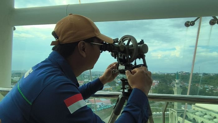 Pemantauan rukyatul hilal di Kawasan Balikpapan Islamic Center, pada Selasa (17/2/2026). Foto: BorneoFlash/Niken Sulastri