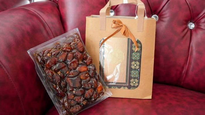 Pembagian mushaf Al-Qur'an dan kurma untuk masyarakat di Kecamatan Samboja dan Kecamatan Samboja Barat, pada Jumat (27/02/2026). Foto: HO/Humas Otorita IKN