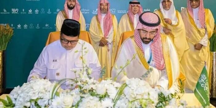 Penandatanganan nota kesepahaman oleh Kepala BPJPH Ahmad Haikal Hasan dan CEO Saudi Halal Center (SHC) Abdulaziz Alrushodi dalam rangkaian Opening Ceremony Makkah Halal Forum di Makkah Chamber Exhibition & Events Center, Minggu (15/2/2026). FOTO : ANTARA/HO-BPJPH