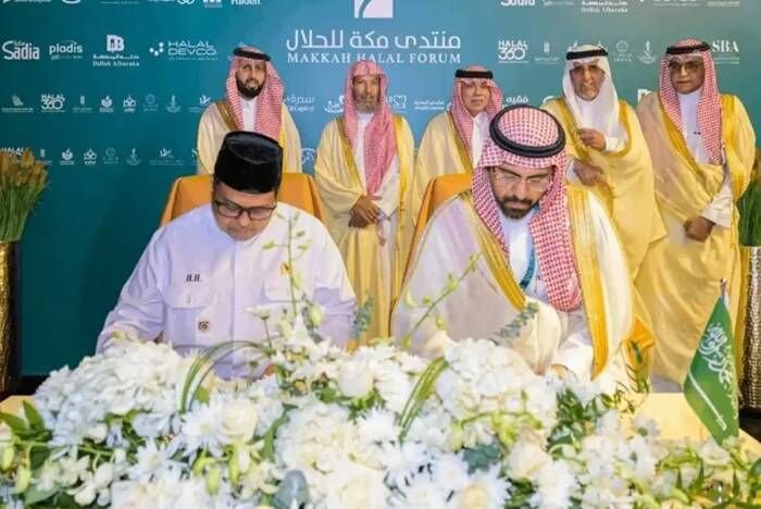 Penandatanganan nota kesepahaman oleh Kepala BPJPH Ahmad Haikal Hasan dan CEO Saudi Halal Center (SHC) Abdulaziz Alrushodi dalam rangkaian Opening Ceremony Makkah Halal Forum di Makkah Chamber Exhibition & Events Center, Minggu (15/2/2026). FOTO : ANTARA/HO-BPJPH