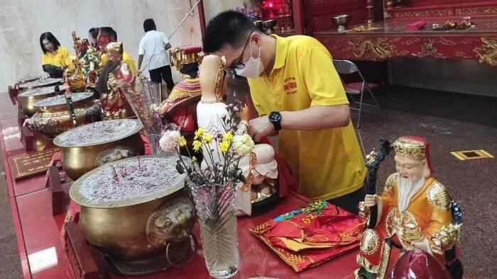 Pengurus Klenteng Satya Dharma (Guang De Miao) Balikpapan saat menurunkan patung-patung dewa dan dewi dari altar untuk dibersihkan dan dimandikan. Foto: BorneoFlash/Niken Sulastri