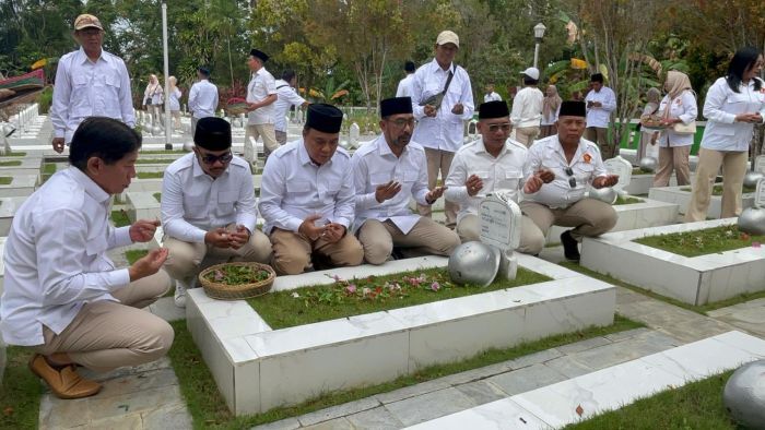 Peringatan HUT ke-18 Partai Gerindra di Kota Balikpapan Gelar ziarah dan tabur bunga di TMP Dharma Agung, pada Sabtu (7/2/2026). Foto: BorneoFlash/Niken Sulastri