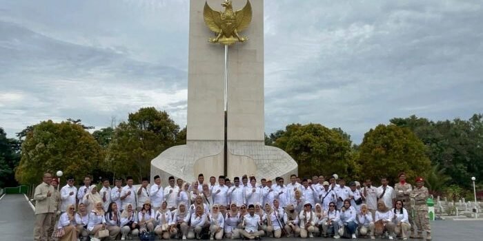 Peringatan HUT ke-18 Partai Gerindra di Kota Balikpapan Gelar ziarah dan tabur bunga di TMP Dharma Agung, pada Sabtu (7/2/2026). Foto: BorneoFlash/Niken Sulastri