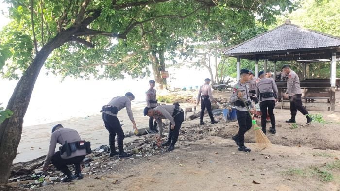 Personel Batalyon A Pelopor Satuan Brimob Polda Kaltim melaksanakan kegiatan aksi bersih pantai di kawasan Stalkuda, Jalan Jenderal Sudirman, Kota Balikpapan. Foto: HO/Humas Polda Kaltim