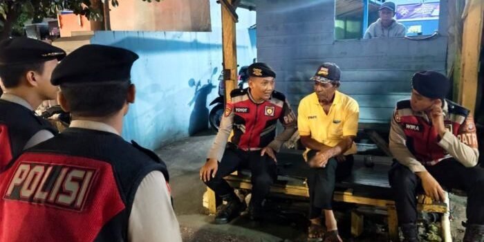 Personel Direktorat Samapta Polda Kaltim saat berpatroli sambang dialogis dengan menyasar sejumlah pos kamling di wilayah Kota Balikpapan, pada Sabtu (21/02/26) malam. Foto: HO/Humas Polda Kaltim