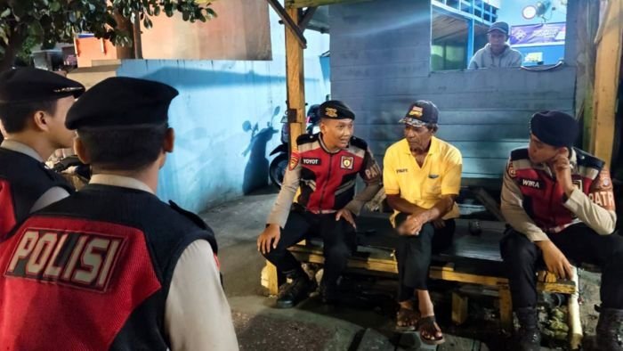 Personel Direktorat Samapta Polda Kaltim saat berpatroli sambang dialogis dengan menyasar sejumlah pos kamling di wilayah Kota Balikpapan, pada Sabtu (21/02/26) malam. Foto: HO/Humas Polda Kaltim