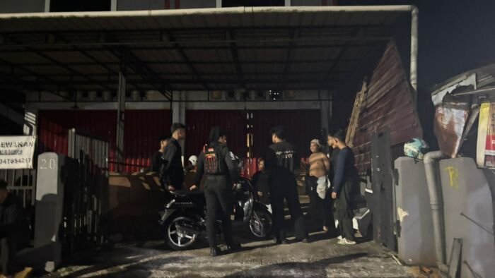 Personel Patroli Motor Perintis dan unit Beat TR 110 saat mengamankan aksi balap lari liar yang digelar dini hari di kawasan Gunung Kawi, Jalan Pangeran Antasari, Kota Balikpapan, pada Kamis (5/2/2026). Foto: HO/Humas Polresta Balikpapan