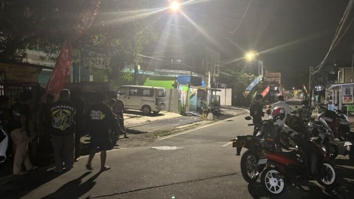 Personel Patroli Motor Perintis dan unit Beat TR 110 saat mengamankan aksi balap lari liar yang digelar dini hari di kawasan Gunung Kawi, Jalan Pangeran Antasari, Kota Balikpapan, pada Kamis (5/2/2026). Foto: HO/Humas Polresta Balikpapan