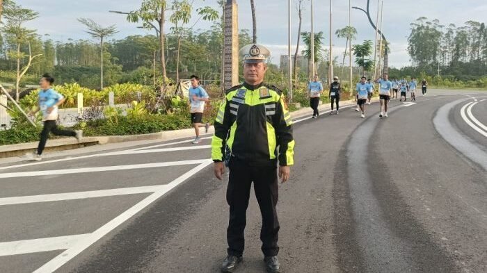 Personel Polres PPU Kawal Nusantara QRIS Run 2026 yang digelar di Amphiteater Plaza Ceremony Ibu Kota Nusantara (IKN), pada Minggu (8/2/2026). Foto: HO/Humas Polres PPU