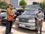 Personel Satpol PP Kaltim Bidang Trantibum saat mengamankan kendaraan dinas yang masih dikuasai pensiunan ASN. Personel Satpol PP Kaltim Bidang Trantibum saat mengamankan kendaraan dinas yang masih dikuasai pensiunan ASN. Foto: BorneoFlash/Nur Ainunnisa