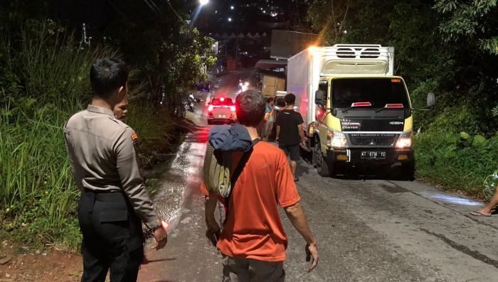 Personel Satuan Samapta Polresta Balikpapan yang tergabung dalam regu patroli Beat Islamic, mengamankan area truk tronton bermuatan ikan terbalik di Jalan Ruhui Rahayu II, Kecamatan Balikpapan Selatan, pada Selasa (3/2/2026) malam. Foto: BorneoFlash/Ist