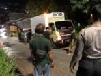 Personel Satuan Samapta Polresta Balikpapan yang tergabung dalam regu patroli Beat Islamic, mengamankan area truk tronton bermuatan ikan terbalik di Jalan Ruhui Rahayu II, Kecamatan Balikpapan Selatan, pada Selasa (3/2/2026) malam. Foto: BorneoFlash/Ist