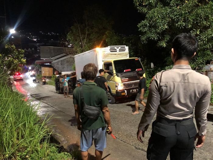 Truk Bermuatan Ikan Terbalik di Balikpapan Selatan, Polisi Sigap Amankan Lokasi