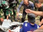 Personel TNI mengevakuasi jenazah pilot pesawat PT Pelita Air Service yang Jatuh di wilayah pegunungan Pabetung Remayo, Kecamatan Krayan Timur, Kabupaten Nunukan, Provinsi Kalimantan Utara, pada Kamis (19/2/2026). Foto: ANTARA/HO-Humas Mabes