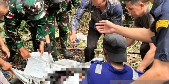 Personel TNI mengevakuasi jenazah pilot pesawat PT Pelita Air Service yang Jatuh di wilayah pegunungan Pabetung Remayo, Kecamatan Krayan Timur, Kabupaten Nunukan, Provinsi Kalimantan Utara, pada Kamis (19/2/2026). Foto: ANTARA/HO-Humas Mabes