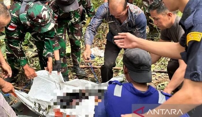 Personel TNI mengevakuasi jenazah pilot pesawat PT Pelita Air Service yang Jatuh di wilayah pegunungan Pabetung Remayo, Kecamatan Krayan Timur, Kabupaten Nunukan, Provinsi Kalimantan Utara, pada Kamis (19/2/2026). Foto: ANTARA/HO-Humas Mabes