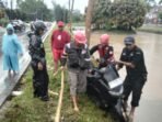 Personel Tim Respons Bencana Batalyon A Pelopor Satuan Brimob Polda Kaltim menunjukkan kesiapsiagaan dengan mengevakuasi satu unit sepeda motor milik warga yang terjatuh ke sungai di kawasan Balikpapan Baru, Kota Balikpapan, pada Jumat pagi (06/02/2026). Foto: HO/Humas Polda Kaltim