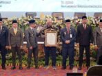 Area Manager Communication, Relations & CSR Refinery Unit Balikpapan, Dodi Yapsenang Saat Menerima Penghargaan Balikpapan CSR Awards 2026 pada kategori Peningkatan Kualitas Pendidikan yang diserahkan langsung oleh Wali Kota Balikpapan Rahmad Mas’ud, dalam Rapat Paripurna DPRD Kota Balikpapan Masa Sidang II Tahun 2025/2026 di Ballroom Gran Senyiur Hotel, bertepatan dengan rangkaian peringatan Hari Ulang Tahun ke-129 Kota Balikpapan, Pada Senin (9/1/2026). Foto: HO/Pertamina Patra Niaga RU Balikpapan