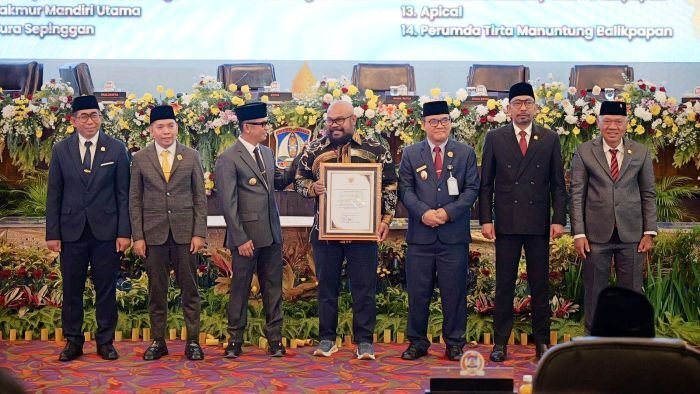 Area Manager Communication, Relations & CSR Refinery Unit Balikpapan, Dodi Yapsenang Saat Menerima Penghargaan Balikpapan CSR Awards 2026 pada kategori Peningkatan Kualitas Pendidikan yang diserahkan langsung oleh Wali Kota Balikpapan Rahmad Mas’ud, dalam Rapat Paripurna DPRD Kota Balikpapan Masa Sidang II Tahun 2025/2026 di Ballroom Gran Senyiur Hotel, bertepatan dengan rangkaian peringatan Hari Ulang Tahun ke-129 Kota Balikpapan, Pada Senin (9/1/2026). Foto: HO/Pertamina Patra Niaga RU Balikpapan