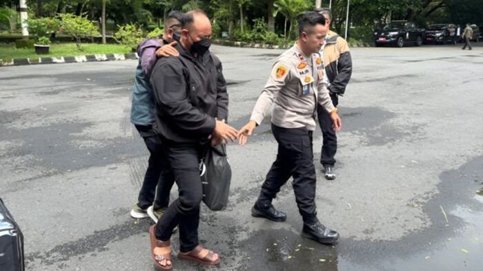 Petugas kepolisian menggiring tersangka kasus dugaan narkoba, mantan Kepala Satresnarkoba Polres Bima Kota AKP M (Malaungi) untuk dibawa ke Gedung Bareskrim Polri, Jakarta. Foto: ANTARA/HO-Ditresnarkoba Polda NTB