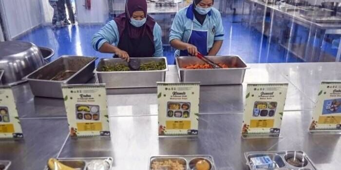 Petugas menyiapkan makanan untuk program Makan Bergizi Gratis (MBG) di SPPG Palmerah, Jakarta. FOTO: ANTARA/Galih Pradipta/nz