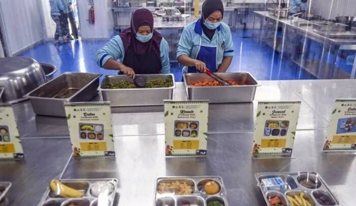 Petugas menyiapkan makanan untuk program Makan Bergizi Gratis (MBG) di SPPG Palmerah, Jakarta. FOTO: ANTARA/Galih Pradipta/nz