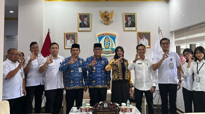 Pemkot Balikpapan meraih piagam penghargaan sebagai daerah dengan pelaporan Aksi HAM terbaik, tercepat, dan paling responsif dalam Rencana Aksi Nasional Hak Asasi Manusia (RANHAM) Tahun 2025. Foto: BorneoFlash/Ardian