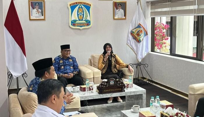 Pemkot Balikpapan meraih piagam penghargaan sebagai daerah dengan pelaporan Aksi HAM terbaik, tercepat, dan paling responsif dalam Rencana Aksi Nasional Hak Asasi Manusia (RANHAM) Tahun 2025. Foto: BorneoFlash/Ardian