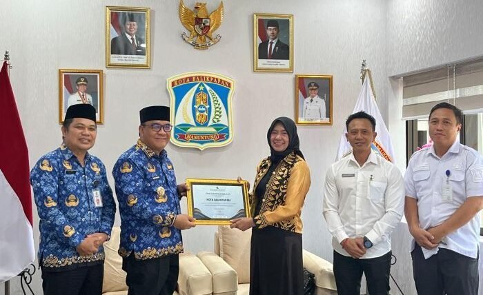 Kepala Kantor Wilayah Kementerian HAM Provinsi Kalimantan Timur, Umi Laili Serahkan Piagam Penghargaan kepada Wakil Wali Kota Balikpapan, H. Bagus Susetyo didampingi Asisten Bidang Tata Pemerintahan Sekretariat Daerah Kota Balikpapan, Zulkipli, di Vip Room Balai Kota Balikpapan, pada Rabu (18/2/2026). Foto: BorneoFlash/Ardian