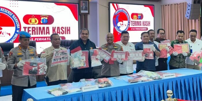 Polda Kaltim Gelar Press Release pengungkapan kasus narkotika di Kalimantan Timur, di Gedung Mahakam Polda Kaltim, pada Kamis (26/2/2026). Foto: BorneoFlash/Niken Sulastri