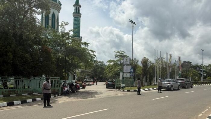 Polres Kutim menurunkan personel Polwan untuk melaksanakan pengamanan Sholat Jumat di sejumlah masjid besar di Wilayah Kabupaten Kutai Timur, pada Jumat (30/01/2026). Foto: HO/Polres Kutim