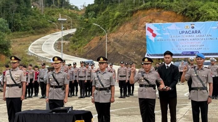 Polres Mahakam Ulu Gelar sertijab Wakapolres dan Kapolsek Long Apari, serta pelantikan Pejabat Sementara (Ps.) Kasi Propam Polres Mahakam Ulu di lapangan apel Polres Mahakam Ulu, pada Jumat (6/2/2026). Foto: HO/Humas Polda Kaltim