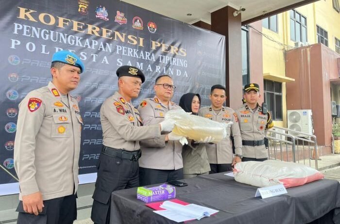 Polresta Samarinda dan Satpol PP Kota Samarinda mengungkap peredaran minuman keras tradisional jenis cap tikus dalam skala besar. Foto: BorneoFlash/Nur Ainunnisa