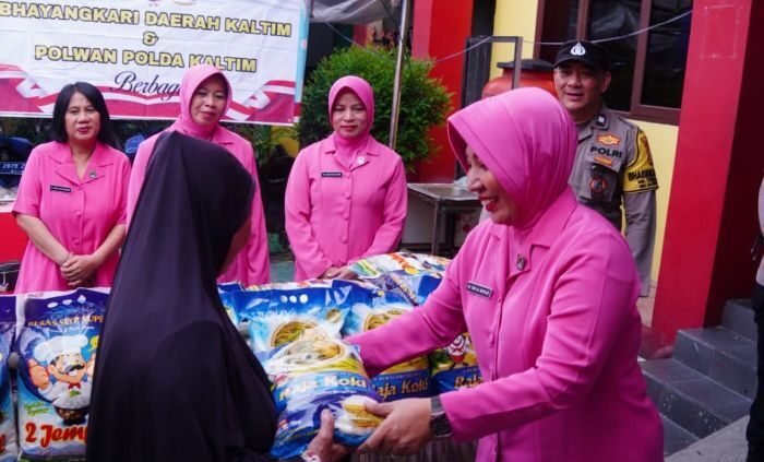 Polwan Brimob Bersama Bhayangkari Daerah Kaltim Salurkan Ratusan Karung Beras Kepada Warga Gunung Sari Ilir Kota Balikpapan, pada Sabtu (7/2/2026). Foto: HO/Humas Polda Kaltim