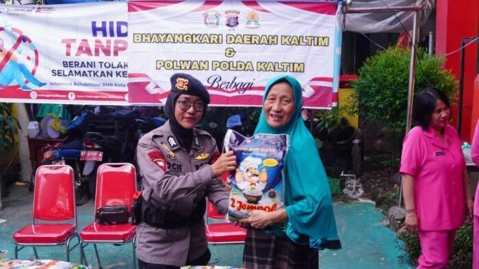 Polwan Brimob Bersama Bhayangkari Daerah Kaltim Salurkan Ratusan Karung Beras Kepada Warga Gunung Sari Ilir Kota Balikpapan, pada Sabtu (7/2/2026). Foto: HO/Humas Polda Kaltim