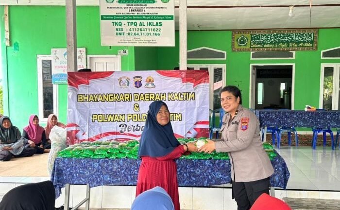 Polwan Polda Kaltim bersama Bhayangkari Daerah Kaltim Menggelar kegiatan sosial berbagi kepada warga di Majelis Ta’lim Al-Ikhlas RT.31, Kelurahan Manggar Baru, Kecamatan Balikpapan Timur, pada Selasa (24/02/2026). Foto: HO/Humas Polda Kaltim