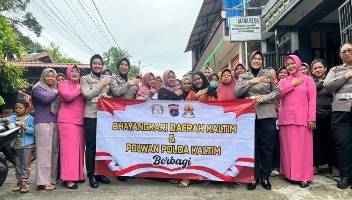 Polwan Polda Kaltim bersama Bhayangkari Daerah Kaltim melalui kegiatan berbagi tali asih kepada warga di Jl. Prapatan Dalam RT 04, Kelurahan Telaga Sari, Kota Balikpapan, pada Kamis (19/2/2026). Foto: HO/Humas Polda Kaltim